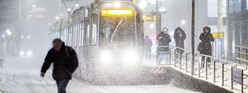 Bis zum Abend erwartete der Deutsche Wetterdienst weiter teils kräftige Schneefälle und schwierige Verkehrsverhältnisse. - Foto: Moritz Frankenberg/dpa