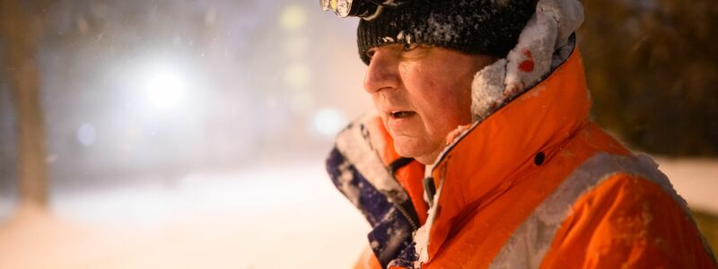 «Das wird ein langer Tag», sagte Götz Harbart beim Schneeschippen. - Foto: Julian Stratenschulte/dpa