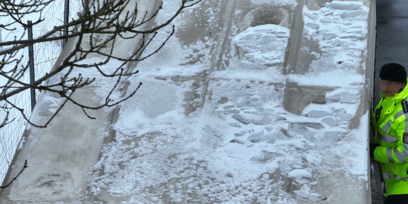 Mittelhessen: LAHN-DILL-KREIS: Verkehrspolizei kontrolliert Schnee und Eis auf Fahrzeugdächern - 52 Fahrzeuge beanstandet - Foto: presseportal.de