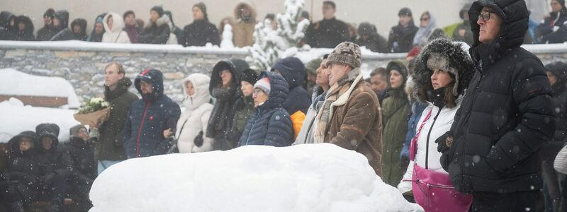 Bei der Trauerfeier für die Opfer des Infernos von Crans-Montana ruhte in der Schweiz für Minuten das öffentliche Leben. - Foto: Alessandro Della Valle/KEYSTONE/dpa