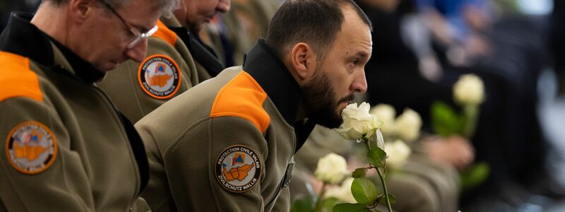 Auch für viele Retter war das Geschehen in Crans-Montana erschütternd. - Foto: Michael Buholzer/KEYSTONE/dpa
