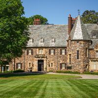 Julian Nagelsmann (l) kickt mit einem kleinen WM-Ball im WM-Quartier der Nationalmannschaft. - Foto: -/Wake Forest Athletics/DFB/dpa