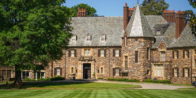 Julian Nagelsmann (l) kickt mit einem kleinen WM-Ball im WM-Quartier der Nationalmannschaft. - Foto: -/Wake Forest Athletics/DFB/dpa