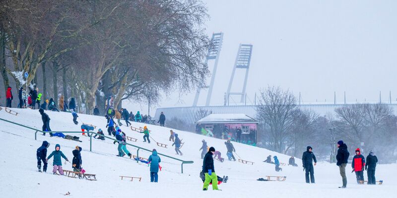 Schnee am Bremer Weserstadion. Das Bundesliga-Spiel zwischen Werder und Hoffenheim wurde abgesagt. - Foto: Sina Schuldt/dpa