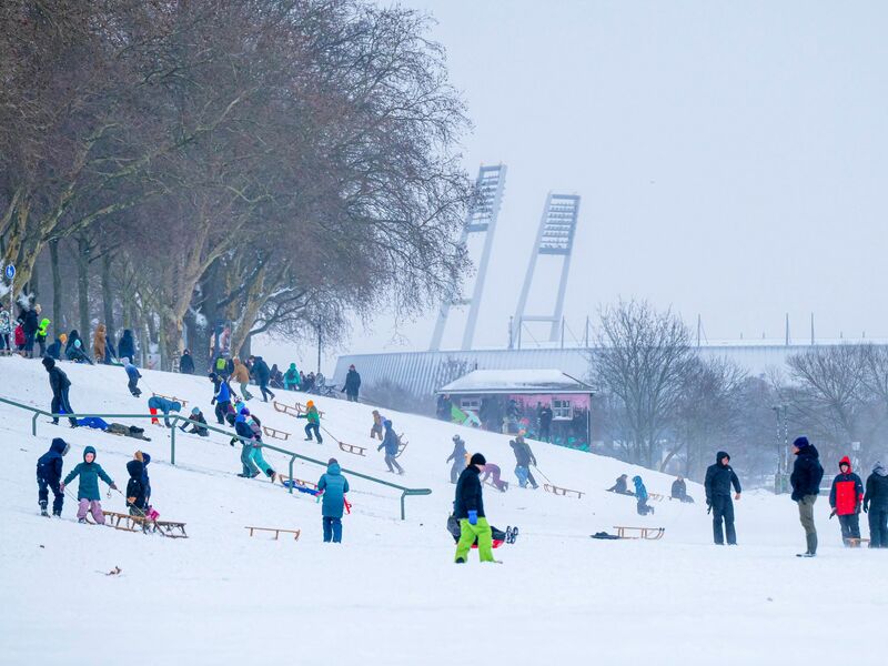 Schnee am Bremer Weserstadion. Das Bundesliga-Spiel zwischen Werder und Hoffenheim wurde abgesagt. - Foto: Sina Schuldt/dpa