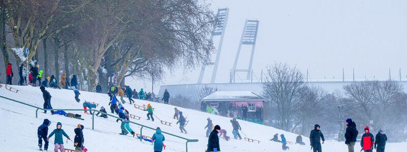 Winterspaß am statt Fußball im Weserstadion: Die jungen Bremer nutzten das Wetter, um vor dem Weserstadion zu rodeln. - Foto: Sina Schuldt/dpa