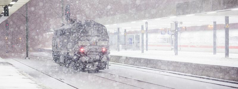 Nichts geht mehr im Großraum Hannover: Der Zugverkehr musste eingestellt werden. - Foto: Moritz Frankenberg/dpa