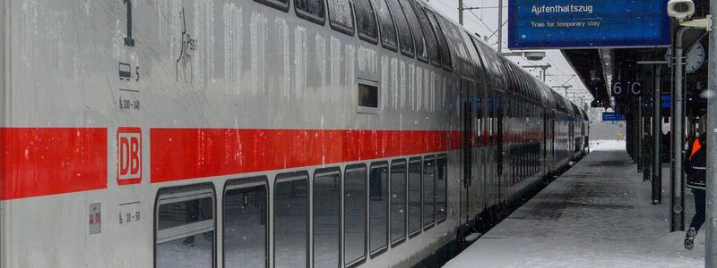 Unterschlupf für gestrandete Reisende: In einigen Bahnhöfen hat die Bahn Züge als Aufenthaltsmöglichkeit zur Verfügung gestellt. - Foto: Klaus-Dietmar Gabbert/dpa