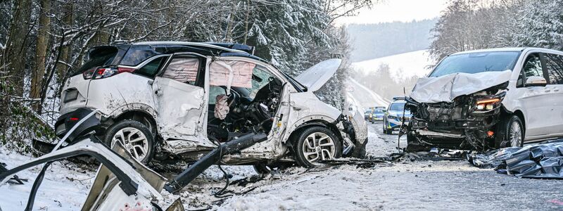 Bei einem Frontalzusammenstoß zweier Autos im bayerischen Landkreis Dingolfing-Landau sind zwei Menschen ums Leben gekommen. - Foto: Jason Tschepljakow/dpa