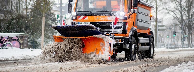 Entspannt sich die Lage in Norddeutschland? Vielerorts dürfte es noch viel zu schippen und freiräumen geben.  - Foto: Hauke-Christian Dittrich/dpa