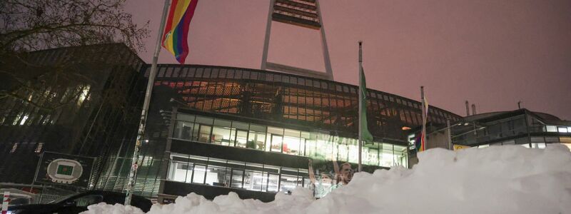 Schnee in Bremen: Das Spiel von Werder gegen 1899 Hoffenheim wurde abgesagt. - Foto: Focke Strangmann/dpa