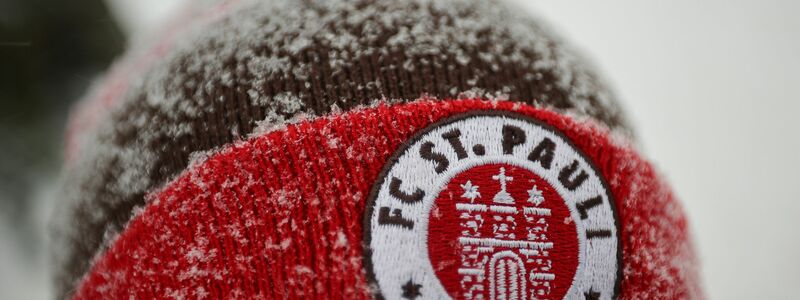 Fans des FC St. Pauli müssen sich am Samstag nicht dem Schnee aussetzen, um ihr Team zu unterstützen. Das abgesagte Spiel wird demnächst nachgeholt. - Foto: Christian Charisius/dpa