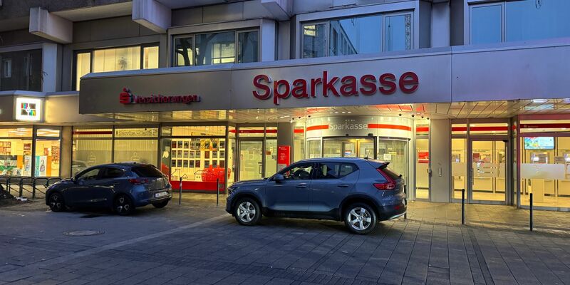 Nach dem Millionen-Coup in Gelsenkirchen hat die Polizei die Bank akribisch durchsucht. (Archivbild) - Foto: Michael Weber/WtV News/dpa