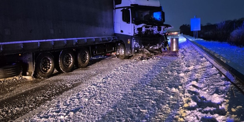 FW-ROW: Sattelzug verunglückt auf der BAB 1 - Feuerwehr pumpt Diesel ab - Foto: presseportal.de