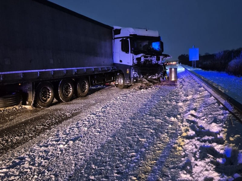 FW-ROW: Sattelzug verunglückt auf der BAB 1 - Feuerwehr pumpt Diesel ab - Foto: presseportal.de