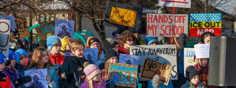Menschen protestieren gegen die Präsenz der US-Einwanderungsbehörde ICE. - Foto: Kerem Yücel/Minnesota Public Radio/AP/dpa