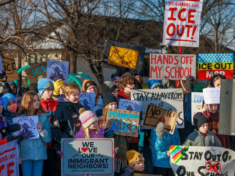 Menschen protestieren gegen die Präsenz der US-Einwanderungsbehörde ICE.  - Foto: Kerem Yücel/Minnesota Public Radio/AP/dpa