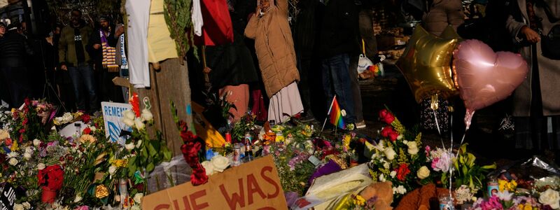 Menschen versammeln sich um eine provisorische Gedenkstätte zu Ehren der Frau, die von einem ICE-Beamten tödlich erschossen wurde. - Foto: John Locher/AP/dpa