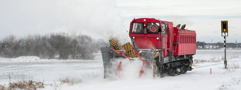Mit solchen Spezialfahrzeugen kann die Bahn Gleise von Schneeverwehungen befreien.  - Foto: Daniel Bockwoldt/dpa