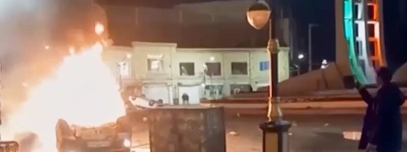 Autos und auch Gebäude sollen bei den Protesten im Iran in Flammen aufgegangen sein. - Foto: Uncredited/Iran state TV/AP/dpa