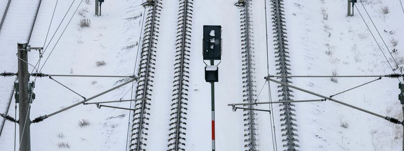 Die Kältewelle lässt viele Züge still stehen. - Foto: Jan Woitas/dpa