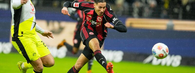 Frankfurts Younes Ebnoutalib schoss in seinem ersten Bundesliga-Spiel seinen ersten Treffer. - Foto: Michael Probst/AP/dpa
