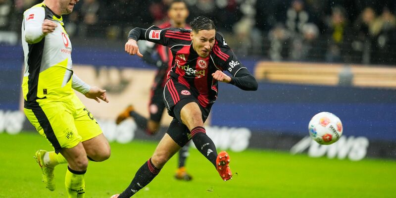 Frankfurts Younes Ebnoutalib trifft gegen den BVB zum zwischenzeitlichen 2:2. - Foto: Michael Probst/AP/dpa
