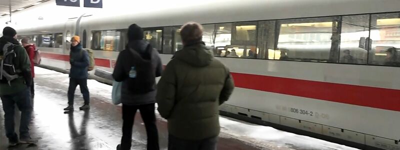 Im Bahnverkehr gibt es weiterhin starke Einschränkungen. - Foto: -/dpa