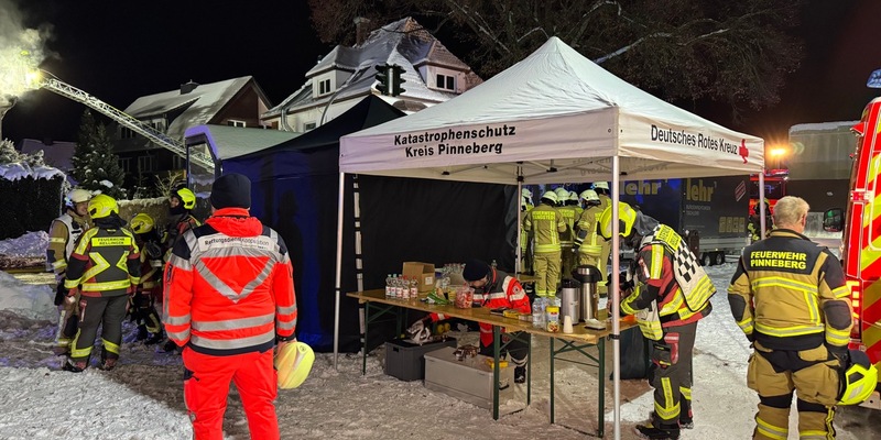 FW-PI: Großbrand in Mehrfamilienhaus - umfangreicher Feuerwehreinsatz in Rellingen - Foto: presseportal.de