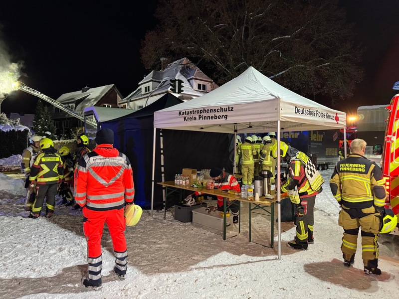 FW-PI: Großbrand in Mehrfamilienhaus - umfangreicher Feuerwehreinsatz in Rellingen - Foto: presseportal.de