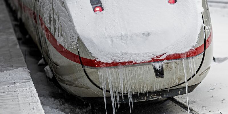 Der Bahnverkehr bleibt gestört. - Foto: Moritz Frankenberg/dpa
