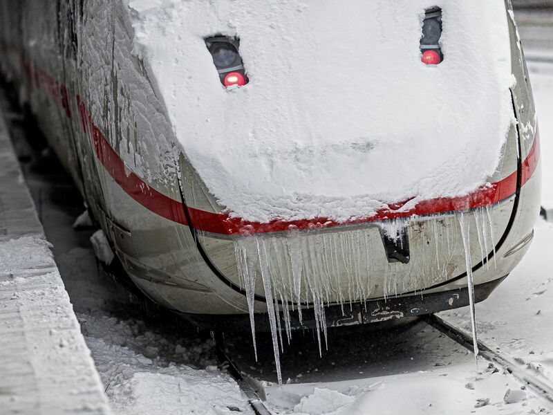 Im Bahnverkehr gibt es weiterhin starke Einschränkungen. - Foto: Moritz Frankenberg/dpa