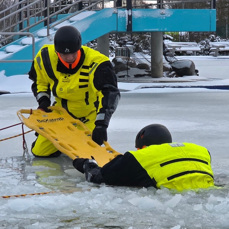 FW Celle: Feuerwehr warnt vor dem Betreten von Eisflächen - Eisretter der Feuerwehr Celle einsatzbereit - Feuerwehr übt den Ernstfall im Celler Badeland! - Foto: presseportal.de