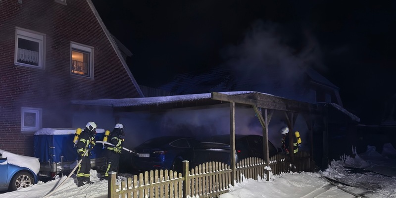 FW-AUR: Feuer an Carport greift auf Elektroautos über - Foto: presseportal.de