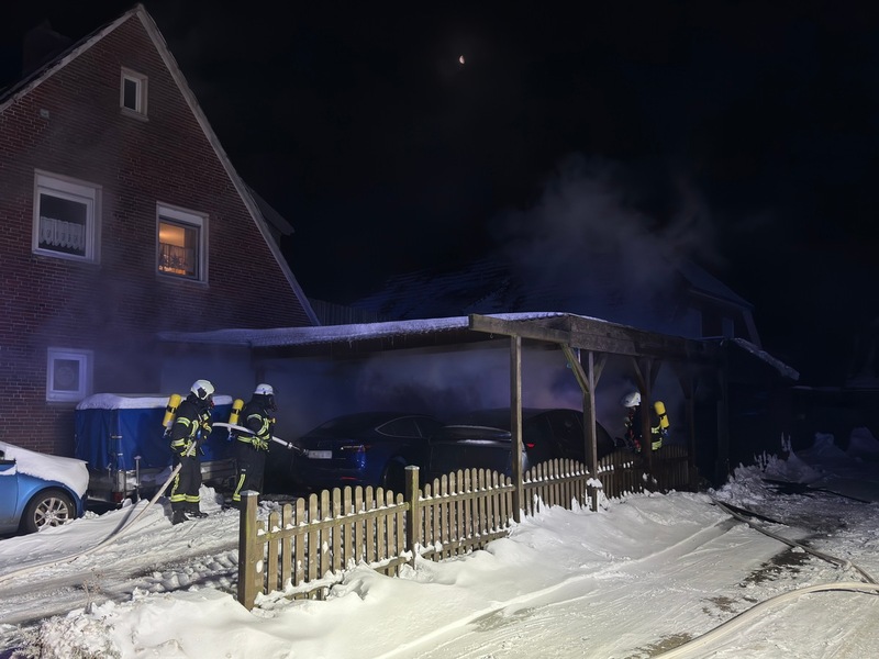 FW-AUR: Feuer an Carport greift auf Elektroautos über - Foto: presseportal.de