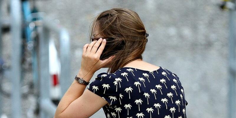 Junge Frau mit Handy (Archiv) - Foto: via dts Nachrichtenagentur