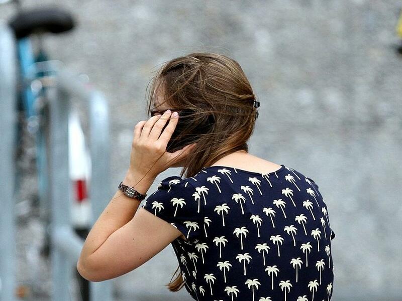 Junge Frau mit Handy (Archiv) - Foto: via dts Nachrichtenagentur