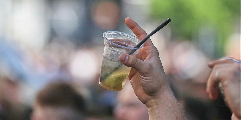 Ein Mann hält ein alkoholisches Getränk hoch (Archiv) - Foto: via dts Nachrichtenagentur