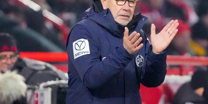 Silvan Widmer (l.) und Andrej Ilic (r.) kämpfen um den Ball.  - Foto: Soeren Stache/dpa