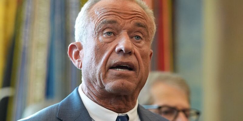 US-Gesundheitsminister Kennedy Jr. kritisiert die deutsche Regierung wegen Strafverfahren im Zusammenhang mit der Corona-Pandemie. (Archivbild) - Foto: Evan Vucci/AP/dpa