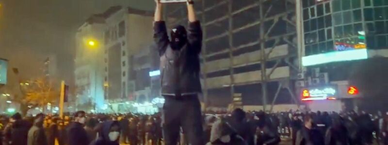 Seit bald zwei Wochen gehen Menschen im Iran auf die Straße. - Foto: Uncredited/UGC via AP/dpa