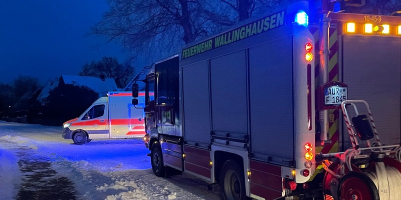 FW-AUR: Tragehilfe durch beengten Treppenraum - Foto: presseportal.de