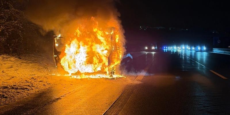 FW-RS: Brand eine Autotransporters auf der A 1 - Foto: presseportal.de