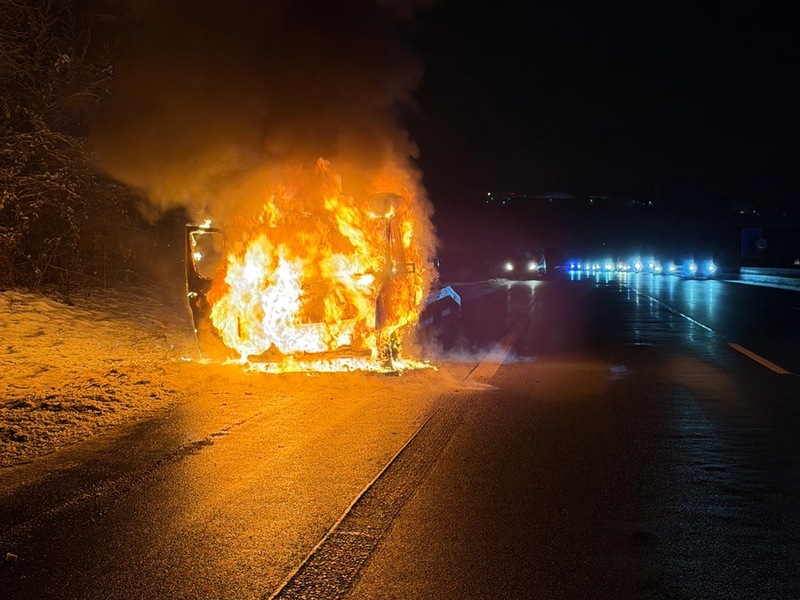 FW-RS: Brand eine Autotransporters auf der A 1 - Foto: presseportal.de