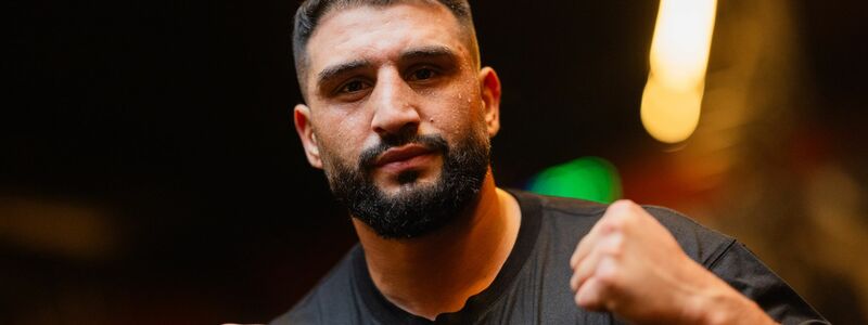 Agit Kabayel feiert einen K.o.-Sieg in Oberhausen. - Foto: Rolf Vennenbernd/dpa