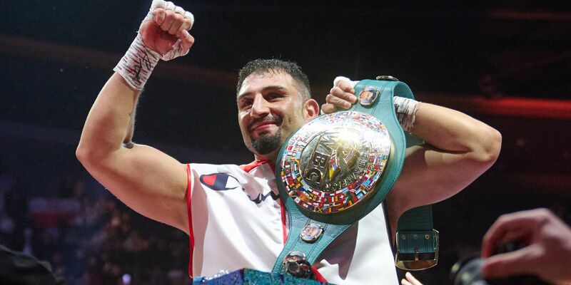  Agit Kabayel (r) in Aktion gegen Damian Knyba. - Foto: Bernd Thissen/dpa