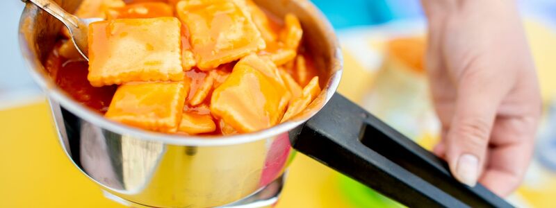 Ein einfacher Campingkocher reicht notfalls bei Stromausfall für warmen Tee und etwas Warmes zum Essen. (Archivfoto) - Foto: Hauke-Christian Dittrich/dpa