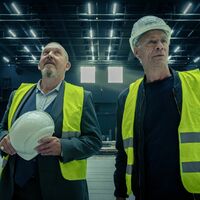 Die Kommissare Max Ballauf (Klaus J. Behrendt) und Freddy Schenk (Dietmar Bär) vermuten, dass der Täter zum Ensemble gehört.  - Foto: Thomas Kost/WDR /dpa