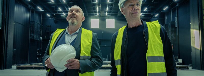 Die Kommissare Max Ballauf (Klaus J. Behrendt) und Freddy Schenk (Dietmar Bär) vermuten, dass der Täter zum Ensemble gehört. - Foto: Thomas Kost/WDR /dpa