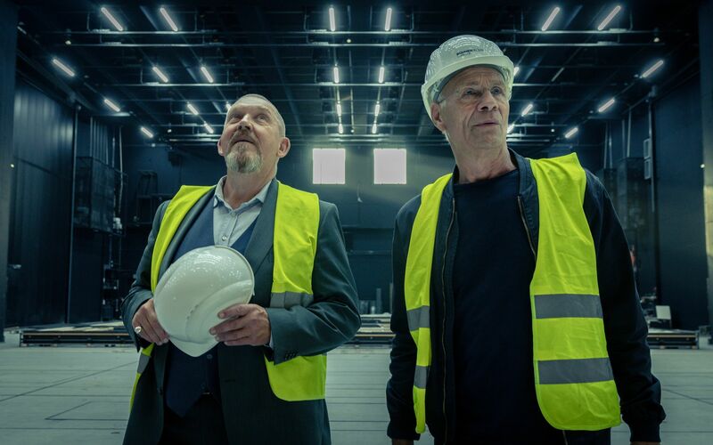 Die Kommissare Max Ballauf (Klaus J. Behrendt) und Freddy Schenk (Dietmar Bär) vermuten, dass der Täter zum Ensemble gehört.  - Foto: Thomas Kost/WDR /dpa